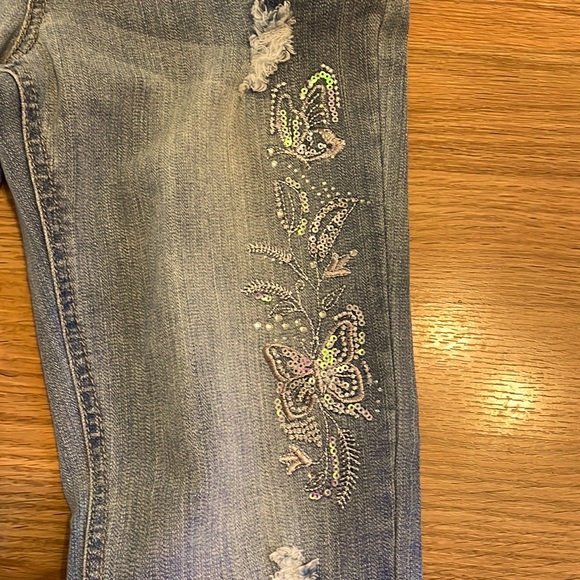 NWT Girls Distressed Jeans Butterfly Embroidery - Picture 2 of 5